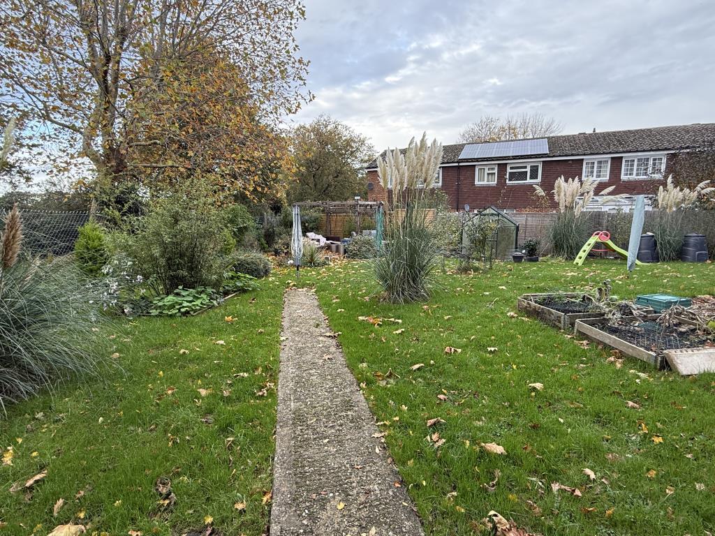 Lot: 148 - GROUND FLOOR FLAT IN NEED OF REFURBISHMENT - Rear Communal Garden at Ground Floor Flat for Refurbishment